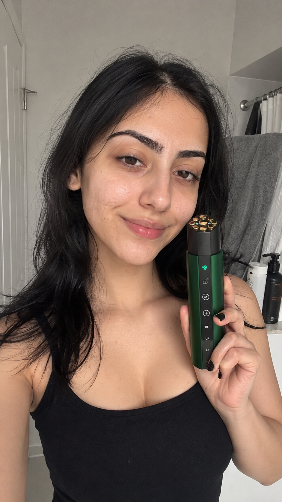 SilkLift customer with green device
